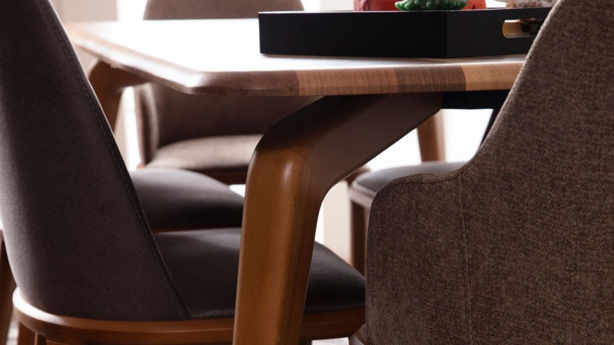 Pera Dining Room Set